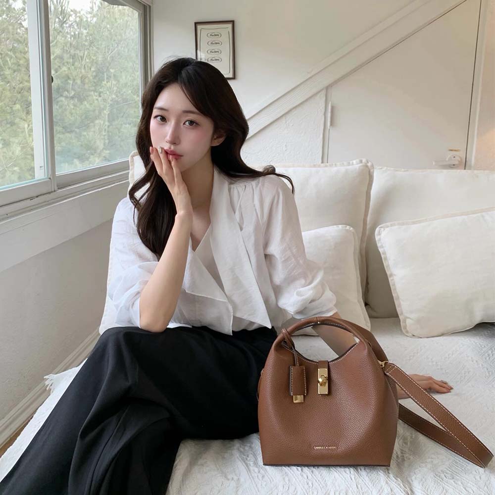 다양한 색상과 리사이클 소재, 찰스앤키스 버킷백